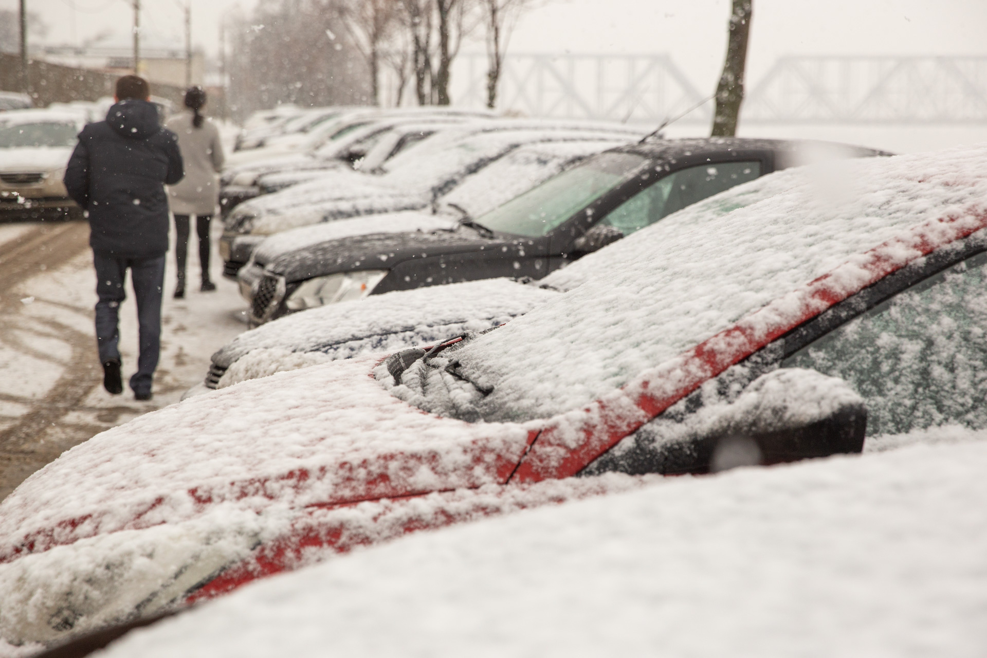 Похоже, автомобилистам сегодня вечером вновь придётся чистить машины от снега