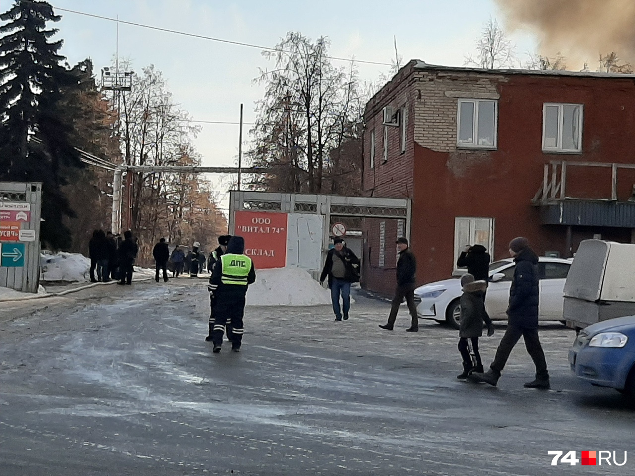 Въезд оцепили сотрудники полиции Въезд оцепили сотрудники полиции