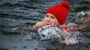 Холод нипочём: 29 новосибирцев устроили заплыв в ледяном озере