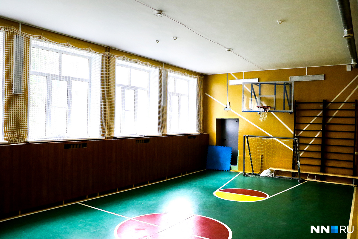Небольшой спортивный зал приспособлен под учеников младших классов