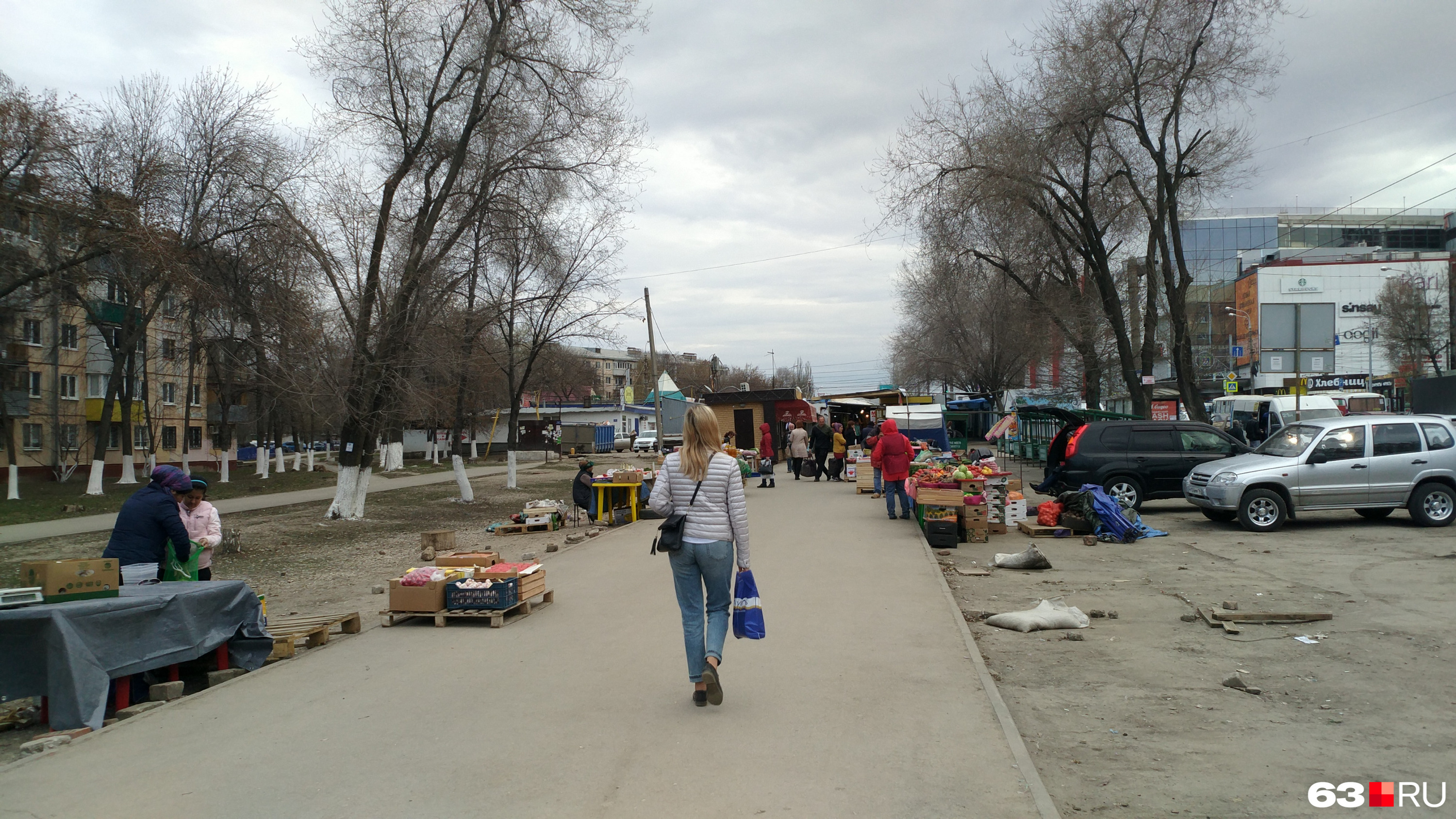 Торговцев на рынке с каждым днем всё меньше Торговцев на рынке с каждым днем всё меньше