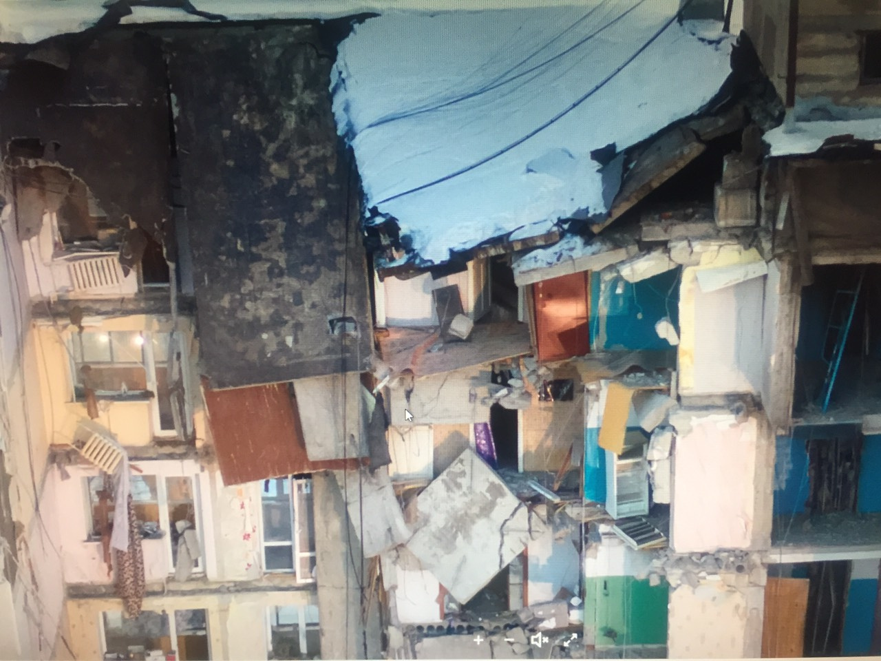 Над завалами очень опасно висела плита, потребовалось немало времени, чтобы срезать её Над завалами очень опасно висела плита, потребовалось немало времени, чтобы срезать её