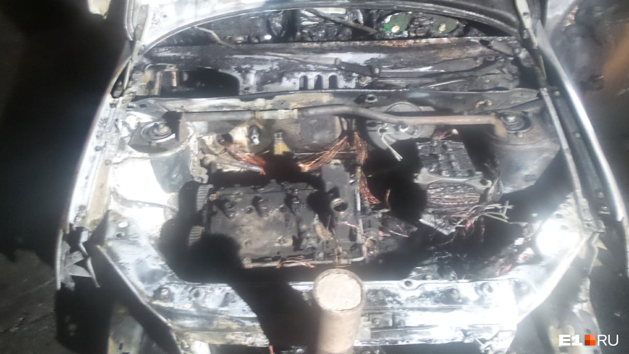 У Lada выгорел моторный отсек и салон