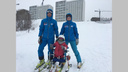 «Арина у нас — адреналинщица»: новосибирцы научили кататься на лыжах девочку с ДЦП