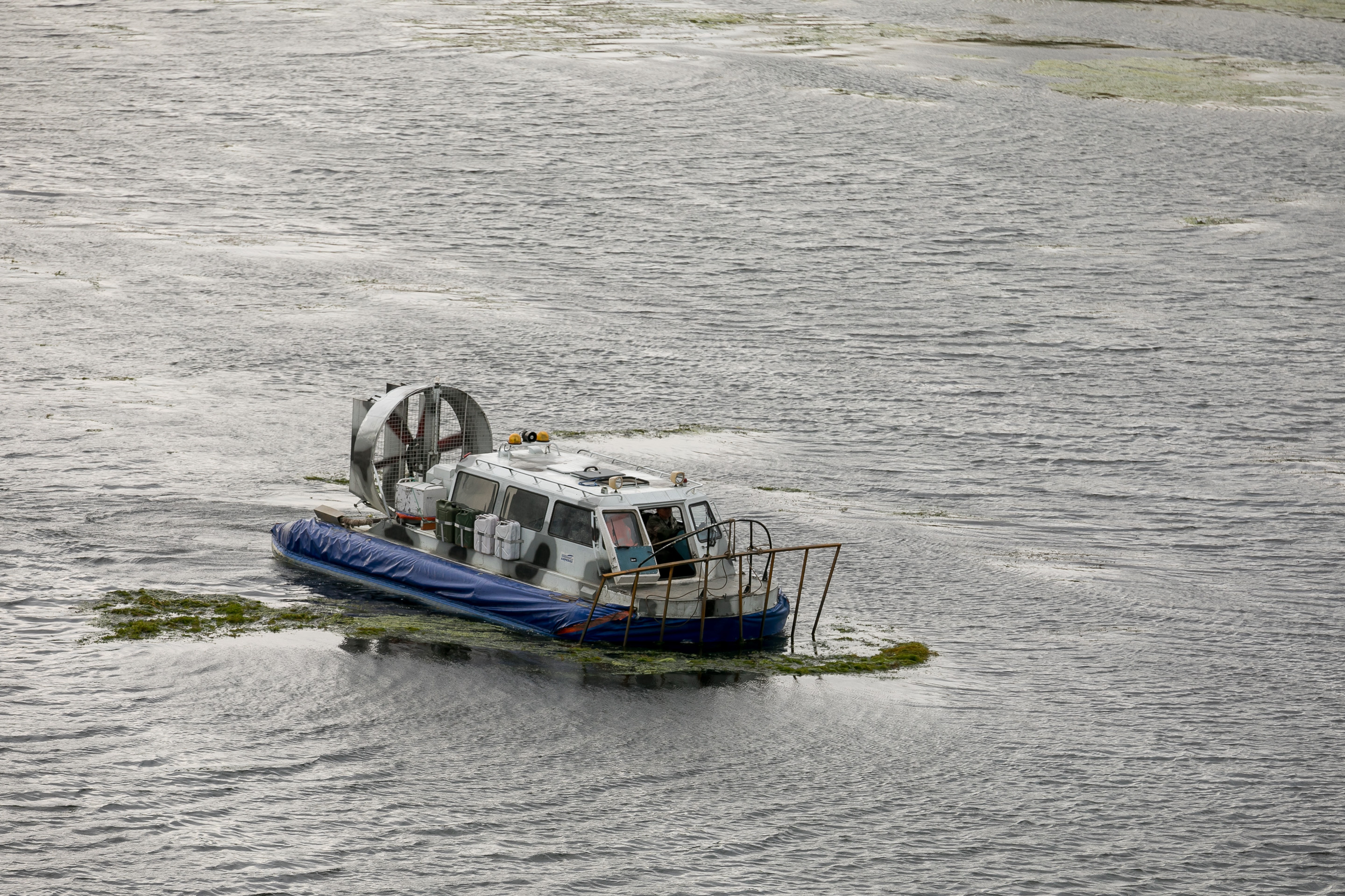 «Хивус» доставляет срезанные водоросли до берега