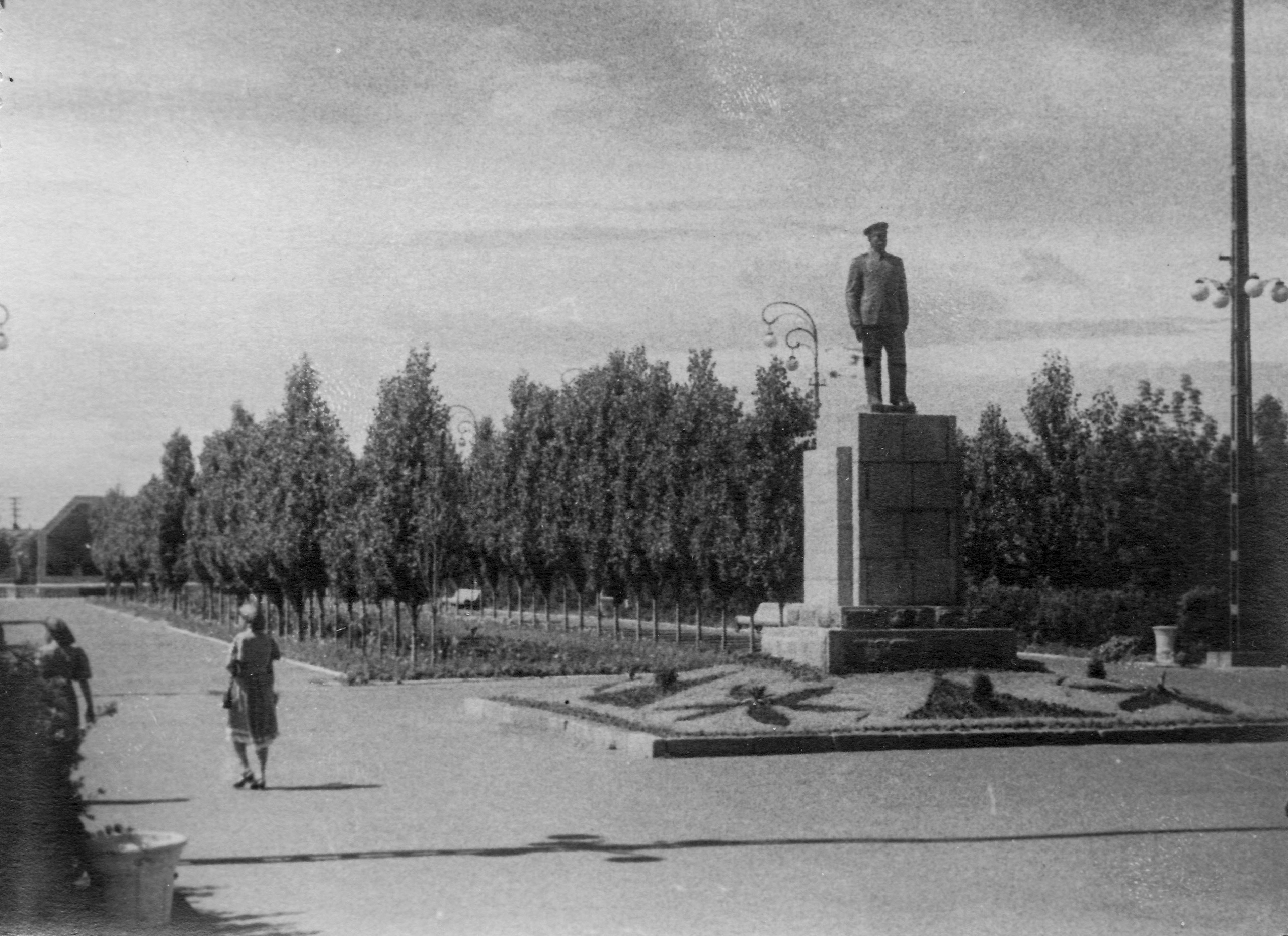 В городском саду Сталинграда