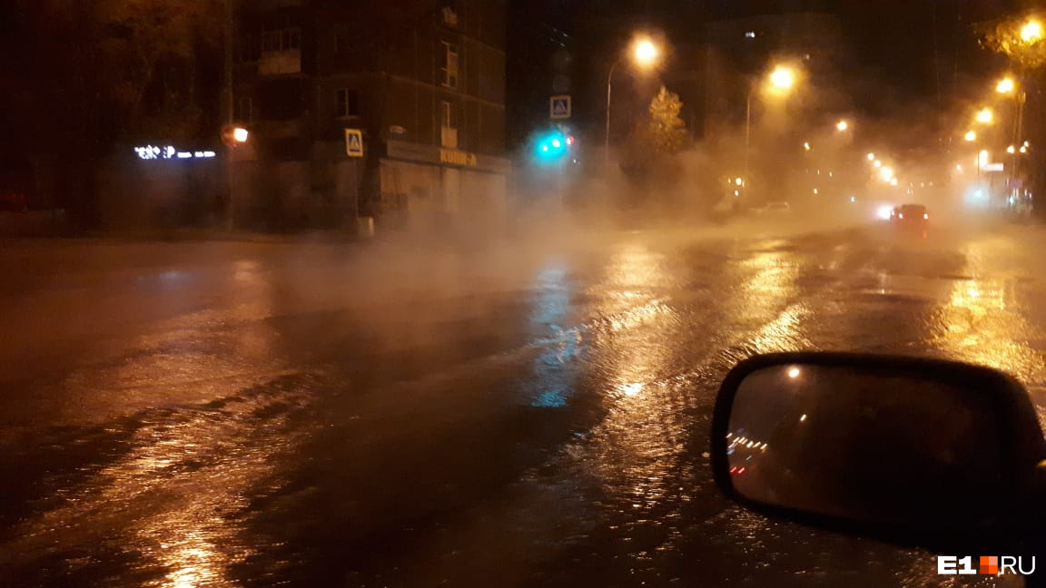 Сначала напор воды был не очень большим Сначала напор воды был не очень большим