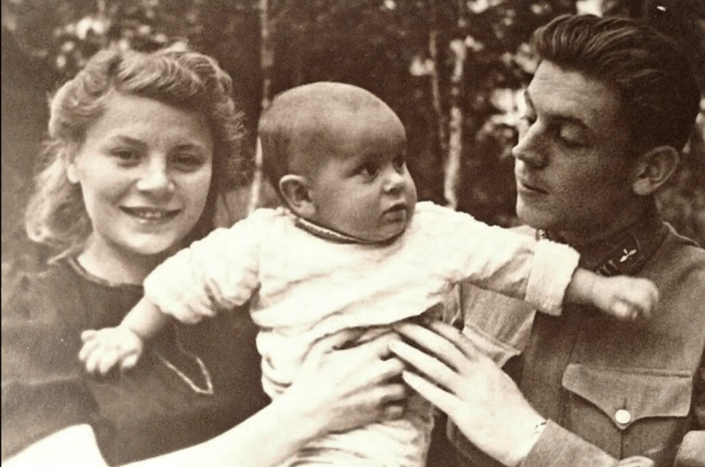 Василий Сталин с супругой и сыном