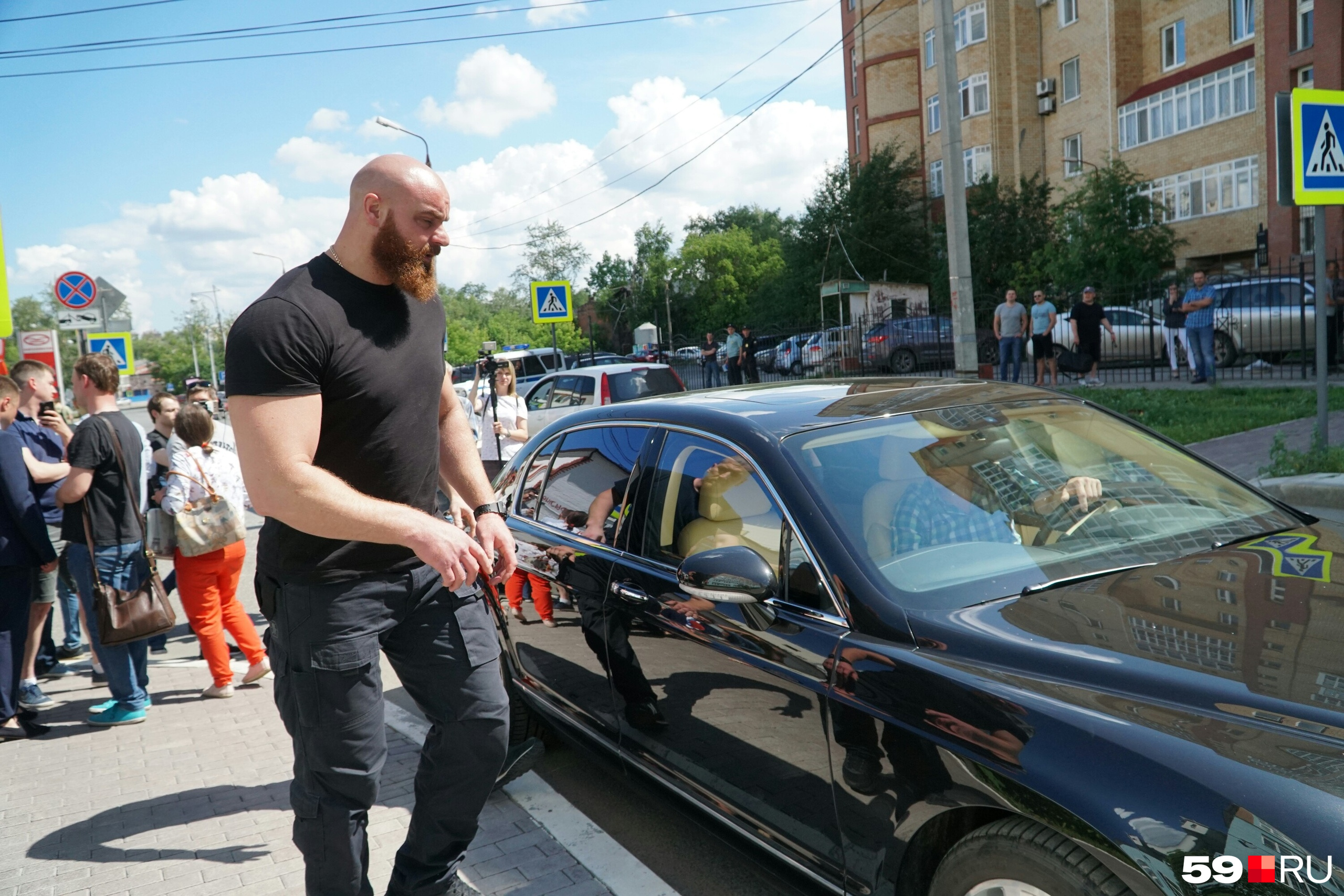 Андрея Ширмана и Тимати сопровождала охрана