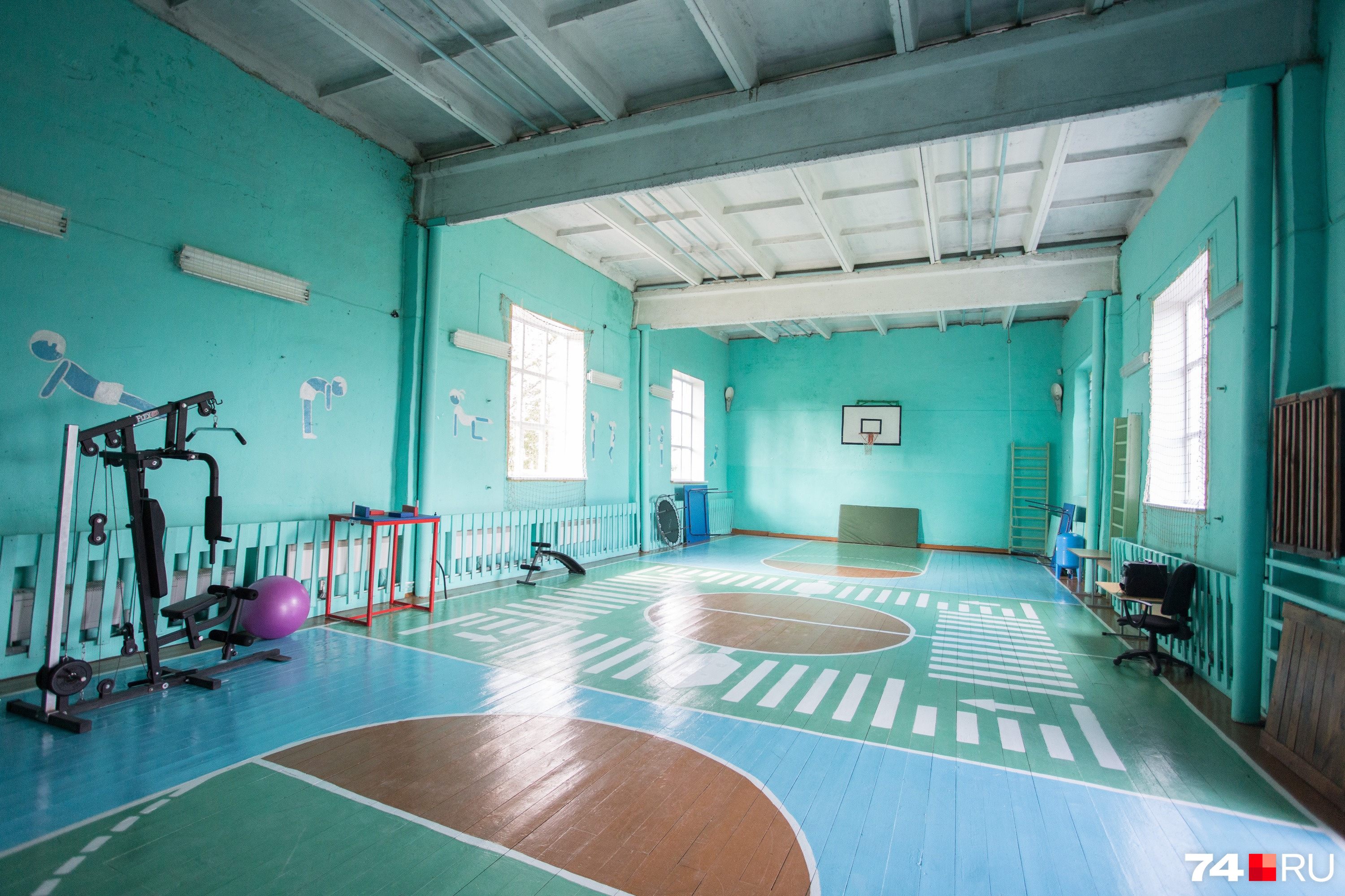 Спортзал — самое современное здание в школе