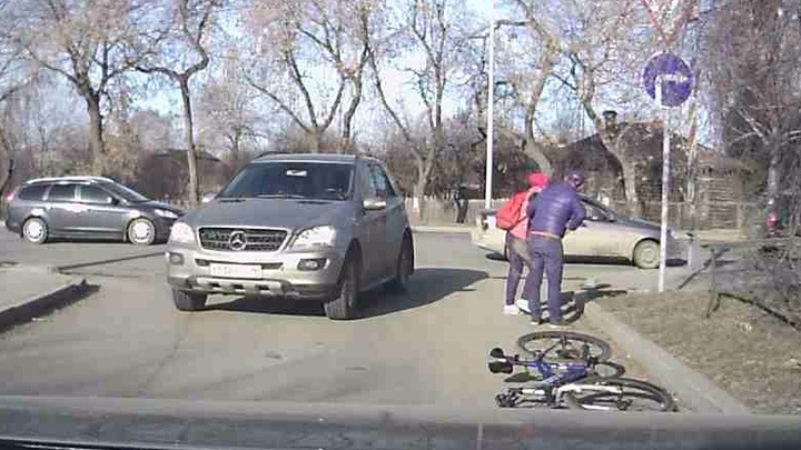 Видеорегистратор снял, как на Московской Mercedes сбил девушку на велосипеде