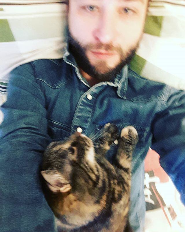 Сергей Хакимов со своей кошкой