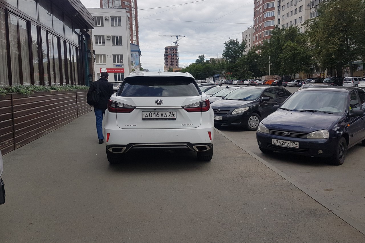 Lexus с заметными номерами запаркован на тротуаре улицы Энтузиастов. Без премиальных машин не обходилась ещё ни одна подборка проекта «Я паркуюсь, как баран»