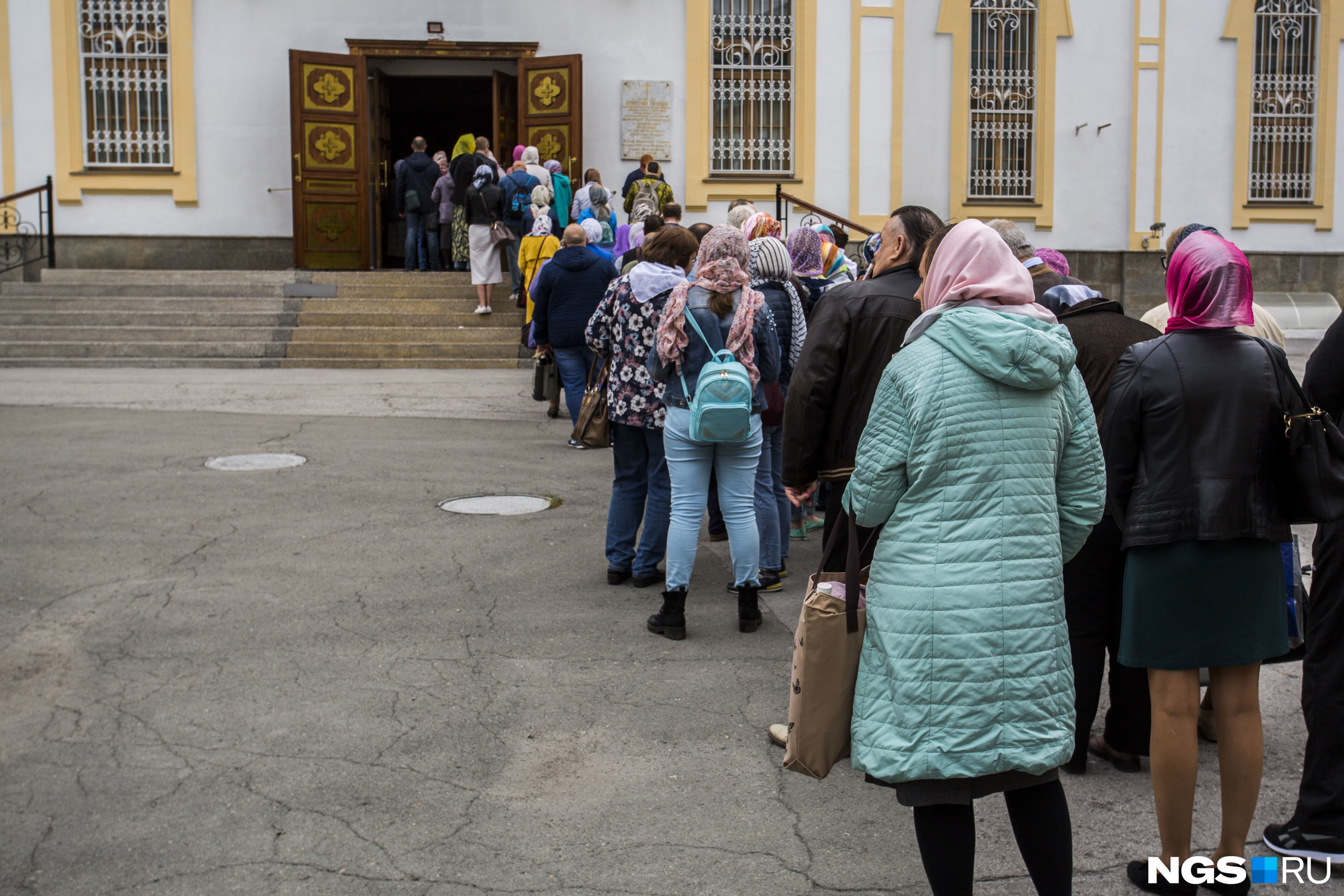 В митрополии заверили, что очередь движется быстро. Кроме того, верующим предлагают на площади горячий чай