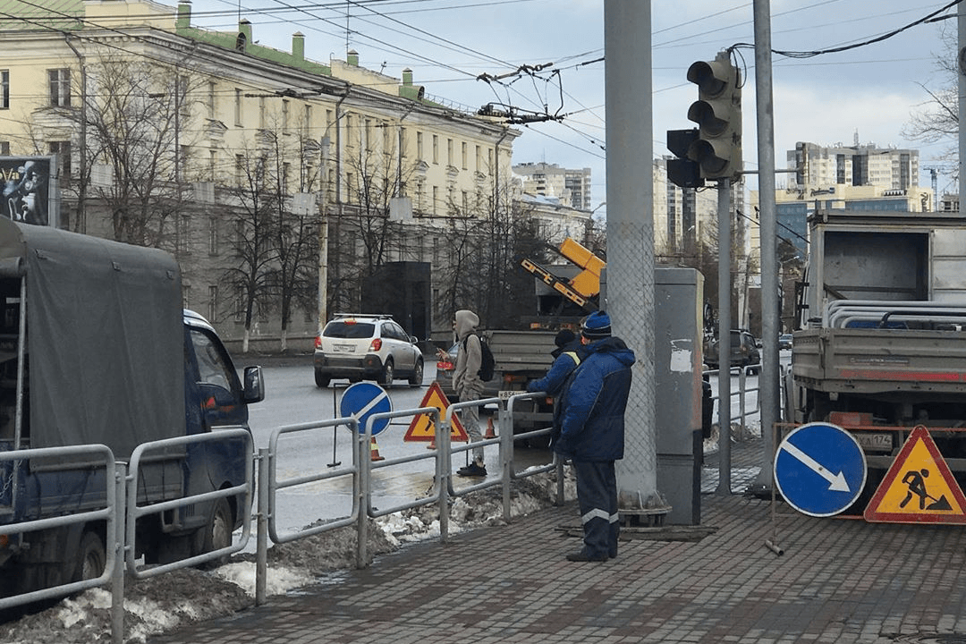 Демонтаж забора и перенос светофора провели сотрудники СМЭУ ГАИ Демонтаж забора и перенос светофора провели сотрудники СМЭУ ГАИ