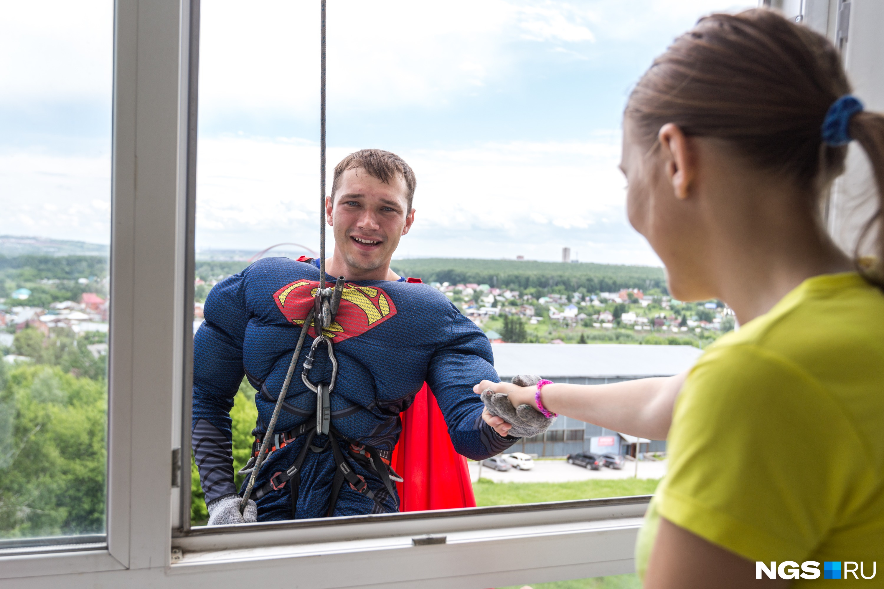 Дети здоровались с альпинистами-героями ещё до того, как они полностью оказывались на балконе отделения. Фото Ольги Бурлаковой