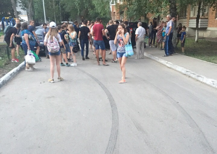 На асфальте остались следы шин На асфальте остались следы шин