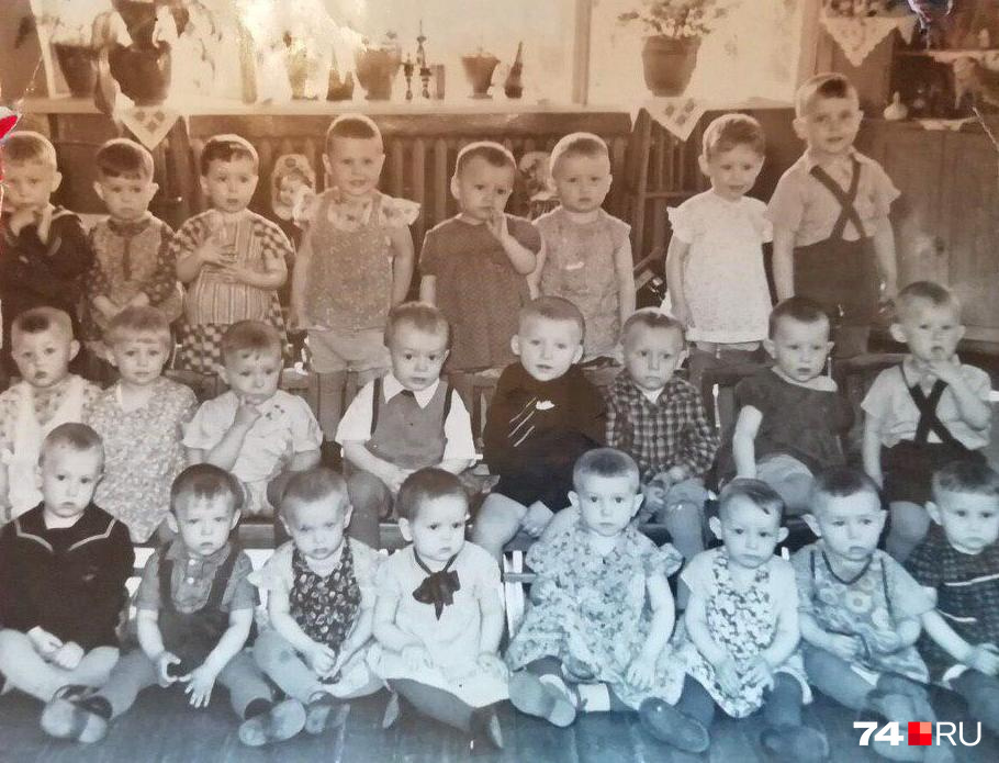 Это снимок детского сада 1960-х годов. Третья справа в клетчатом платье — Марина Петровна Балакина Это снимок детского сада 1960-х годов. Третья справа в клетчатом платье — Марина Петровна Балакина