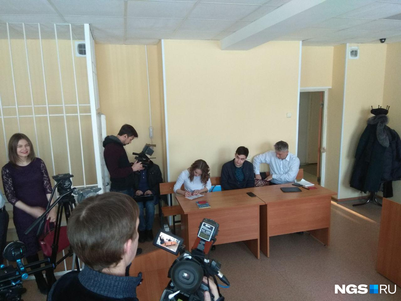Справа от Владимира Жоглика (в центре в тёмном пиджаке) — его адвокат Александр Балян 