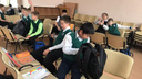 Ученикам новосибирской школы вместо парт поставили стулья — дети сняли это на видео