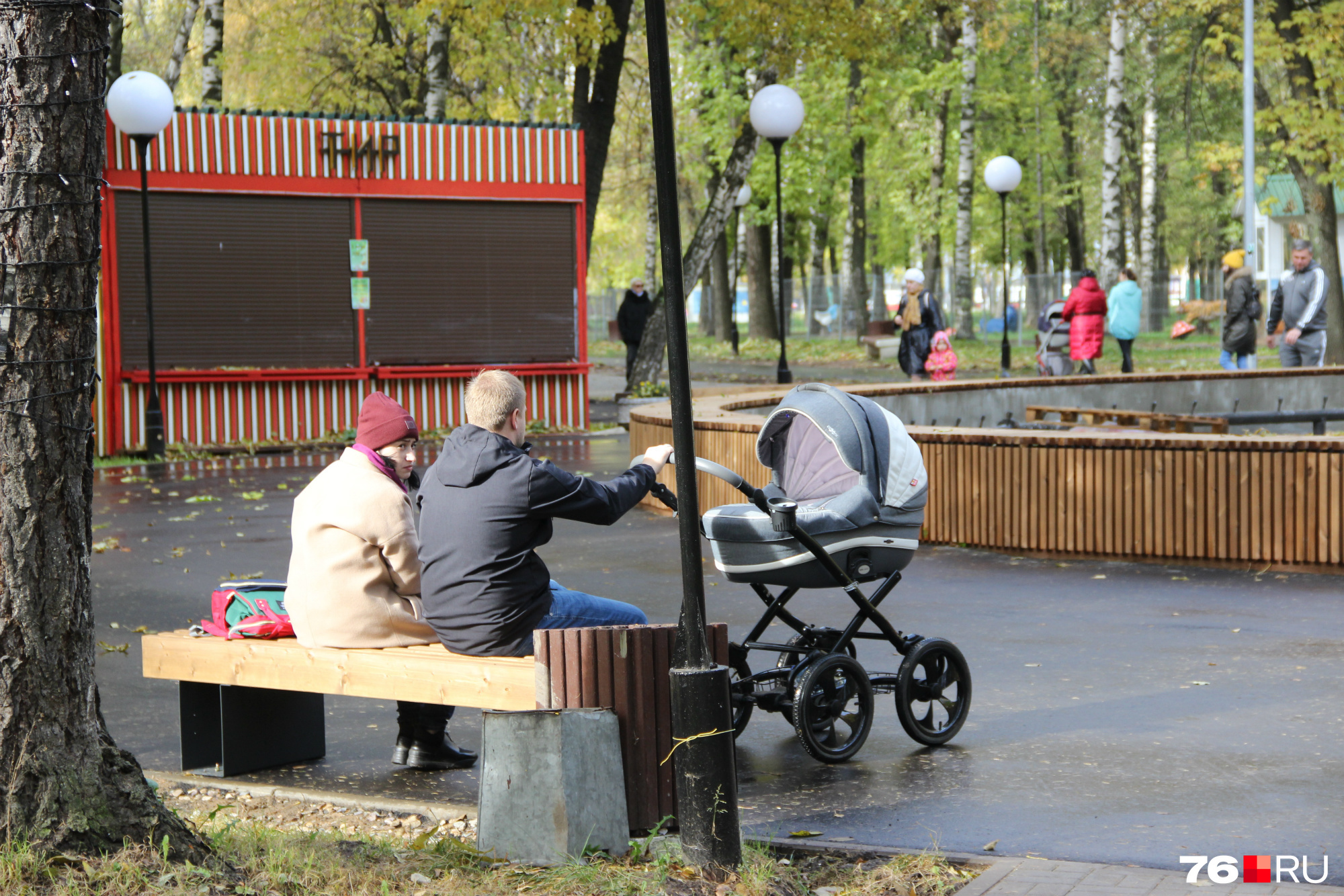 На первый взгляд, центральная площадь парка с фонтаном выглядят неплохо