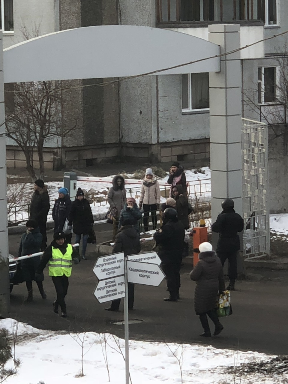 Сотрудники дежурят возле больницы <nobr class="_">№ 20</nobr> Сотрудники дежурят возле больницы <nobr class="_">№ 20</nobr>