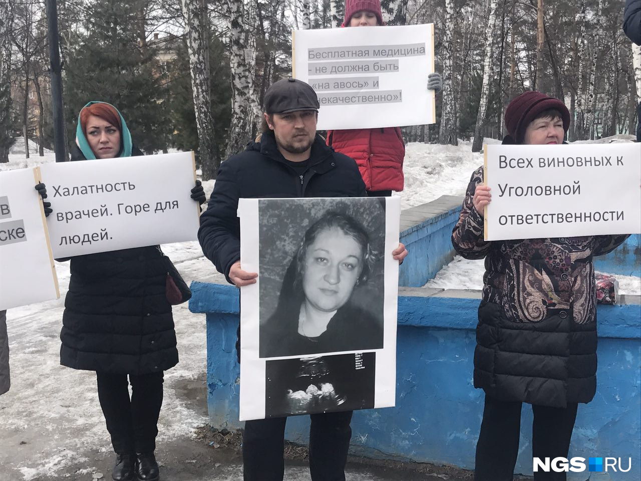 Алексей Бровкин (в центре) за сутки потерял жену и сына — семья погибшей требует наказать виновных в их смерти