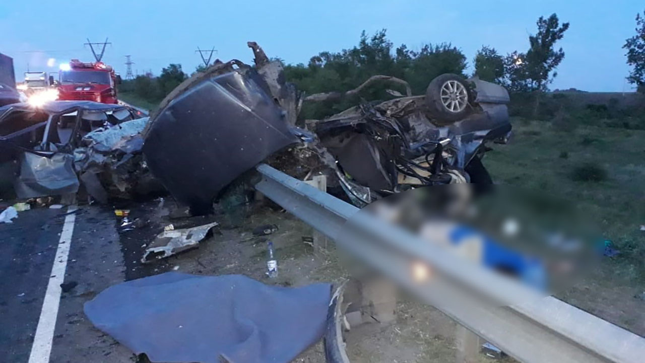 От удара об отбойник машину разорвало на части От удара об отбойник машину разорвало на части