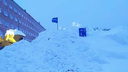 Норильск завалило снегом: горожане позируют на фоне огромных сугробов и откапывают магазины