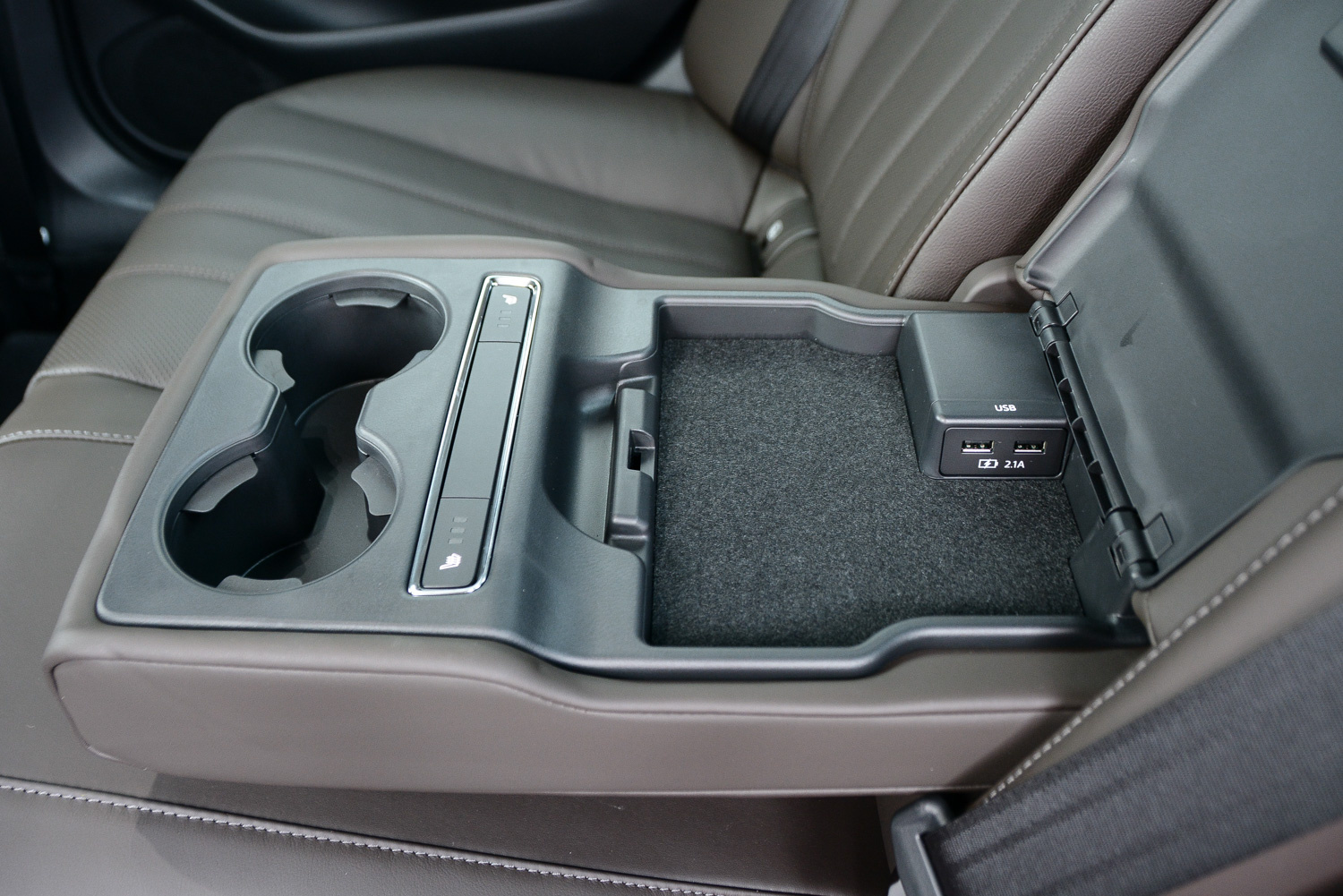 Доступен и подогрев задних сидений — его кнопки располагают внутри широкого подлокотника