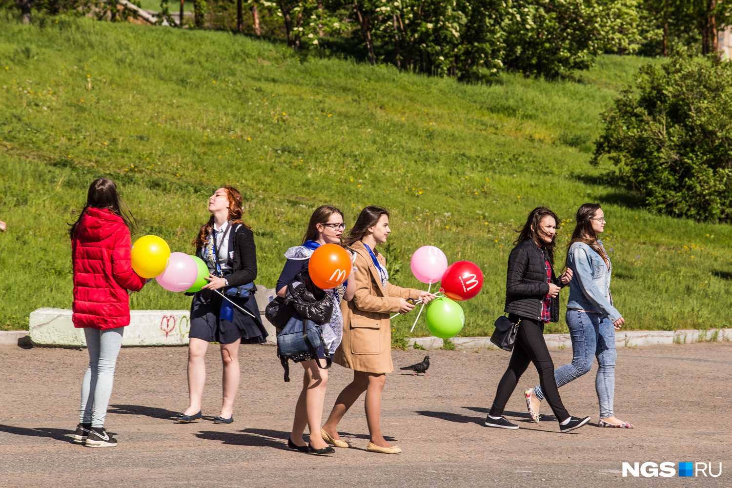 Подростков-выпускников можно узнать не только по бантам, но и по воздушным шарам в руках. Фото Ольги Бурлаковой