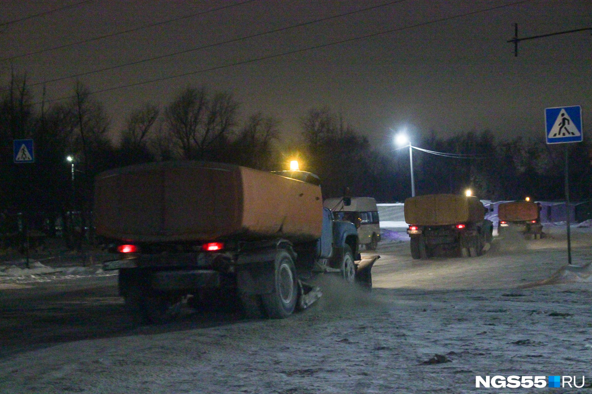 Поздним вечером на 5-й Кордной начали убирать снег. Фото Олега Малиновского