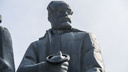 Фото: на памятник в центре площади Ленина надели покрышку