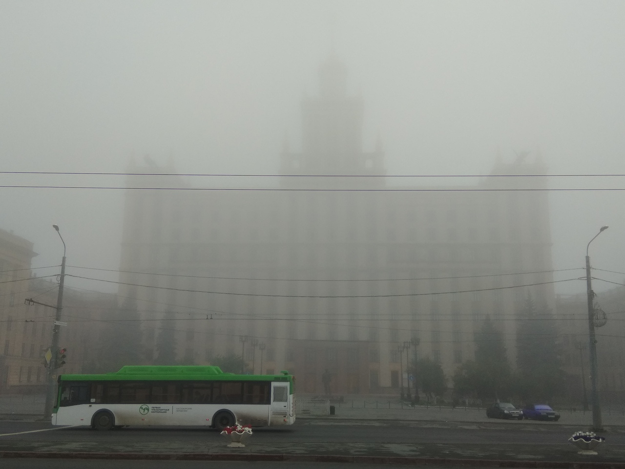 Густой туман утром окутал весь город 