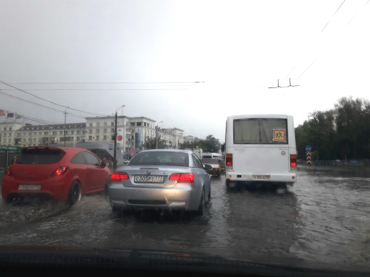 Большая лужа на перекрёстке проспекта Ленина и улицы Артиллерийской