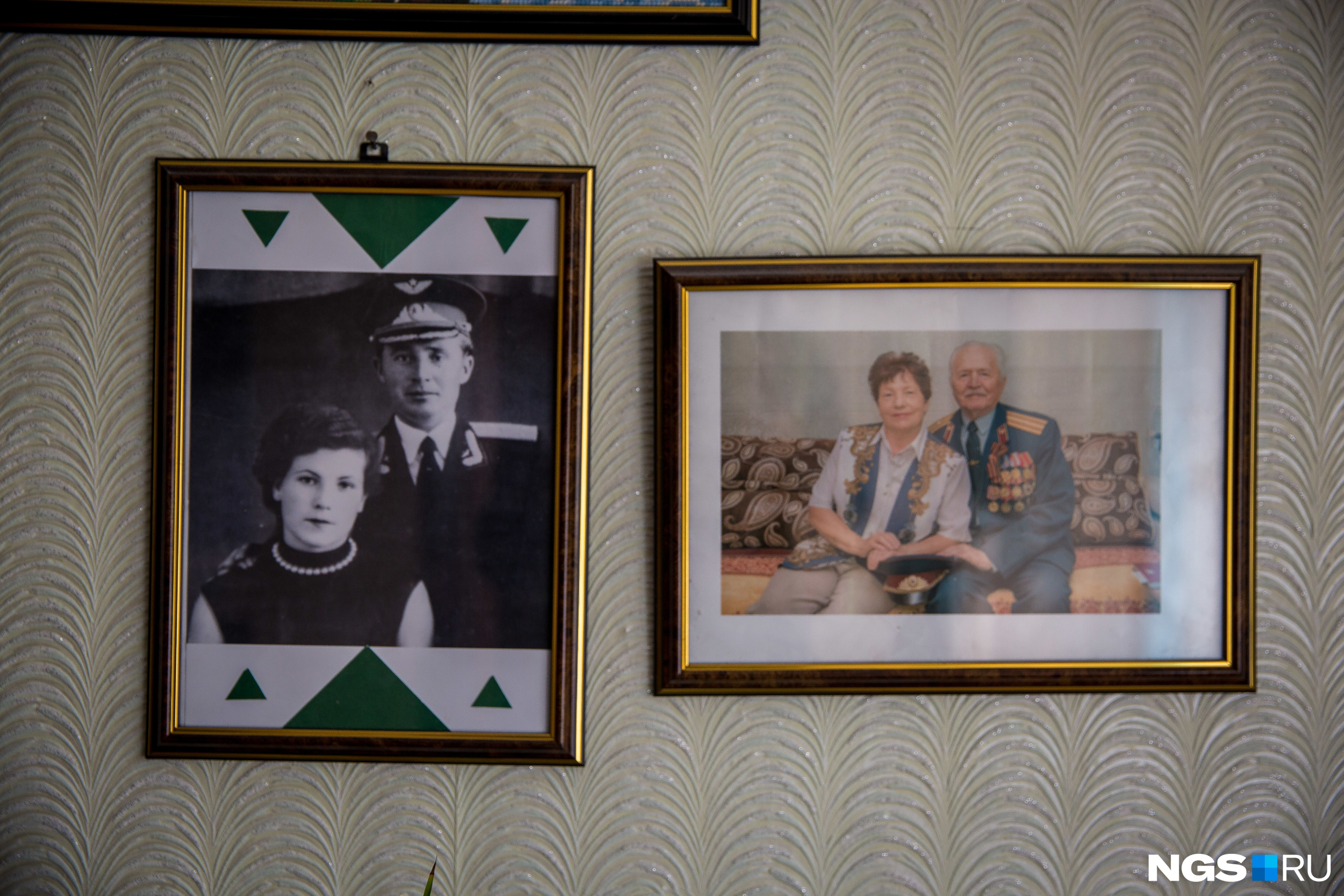 В квартире Елисеевых по стенам развешаны семейные фото — можно посмотреть всю историю