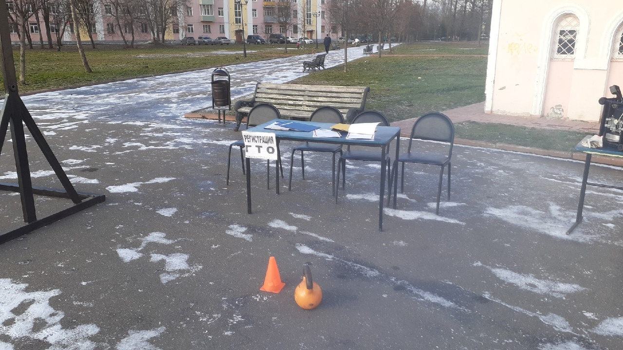 Судейский стол в сквере Судейский стол в сквере
