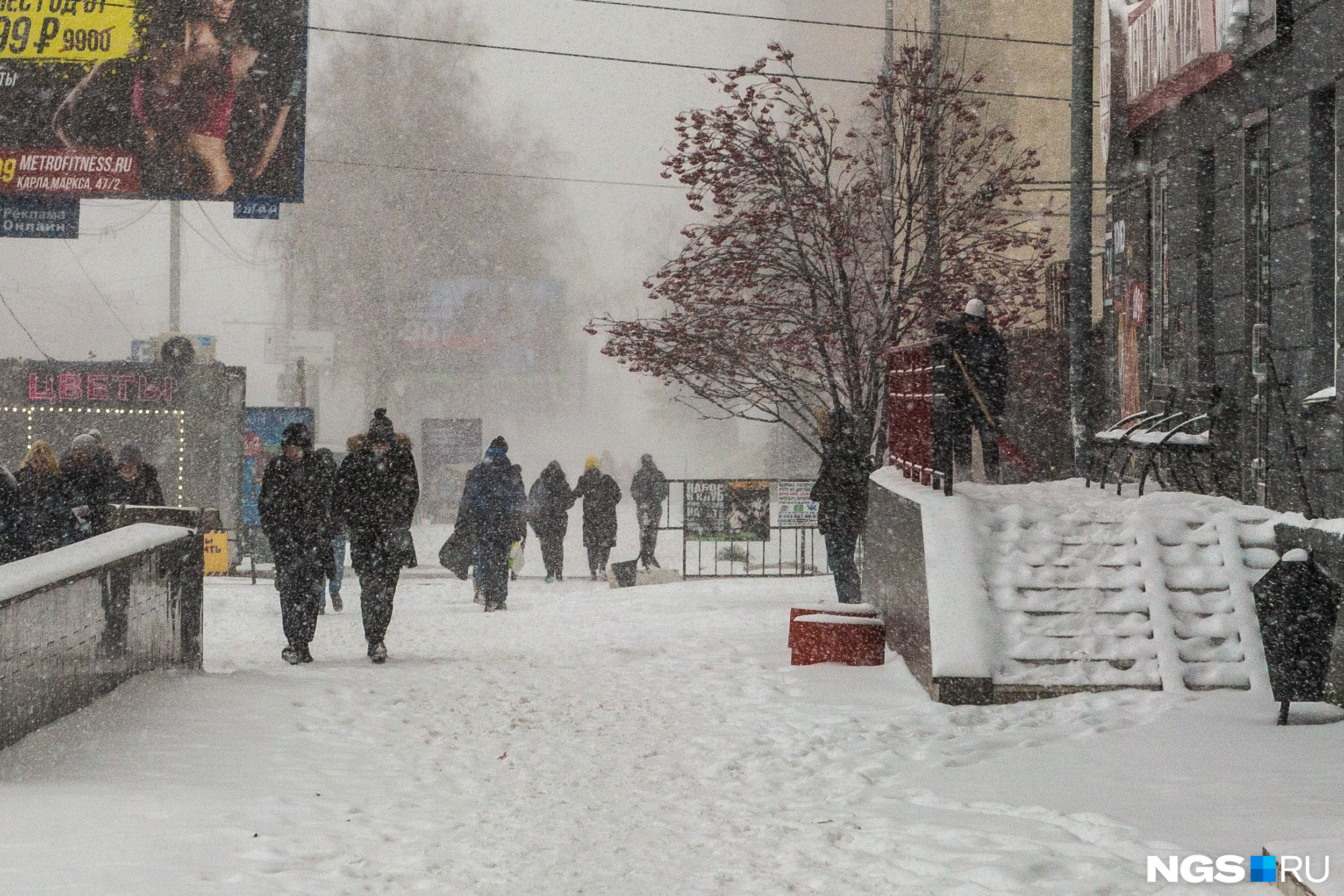 Нгс новосибирск гидрометцентра. Ноябрьская метель. Город во мгле фото. Дождь в Сибири в декабре.