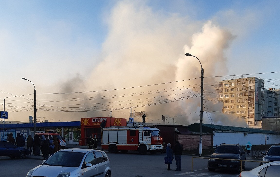 Волгоград возгорание. Рынок Олимпия Волгоград Дзержинский. Пожар на рынке в Волгограде. Рынок Олимпия на 7 ветрах Волгоград.