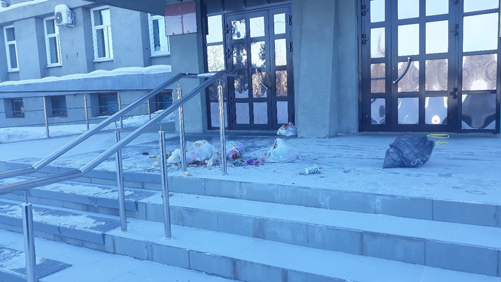 Разгневанные жители засыпали крыльцо администрации в Лесосибирске мусором