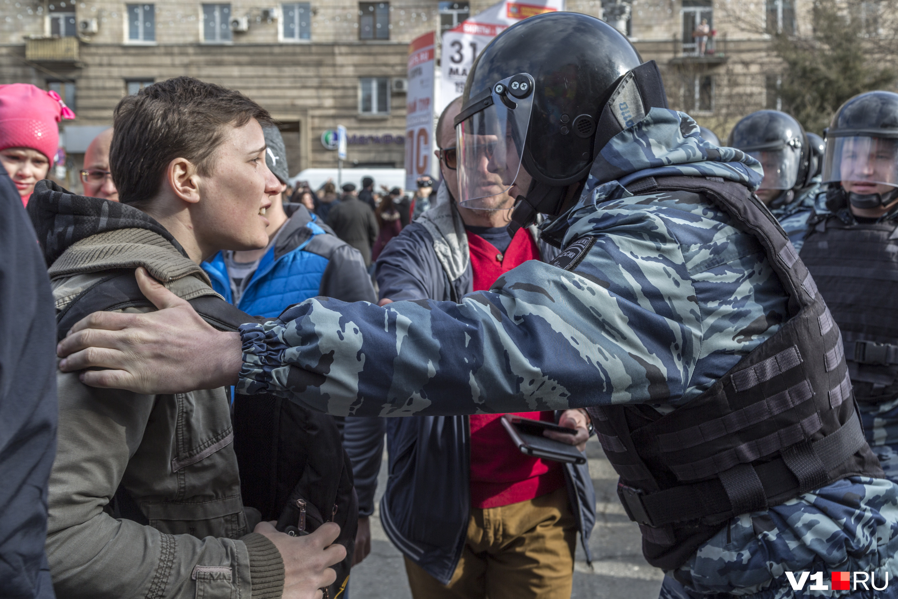 Дети на митинге навального. Молодежь на митинге. Молодежь на митингах Навального. Несанкционированный митинг. Дебилы на митинге.