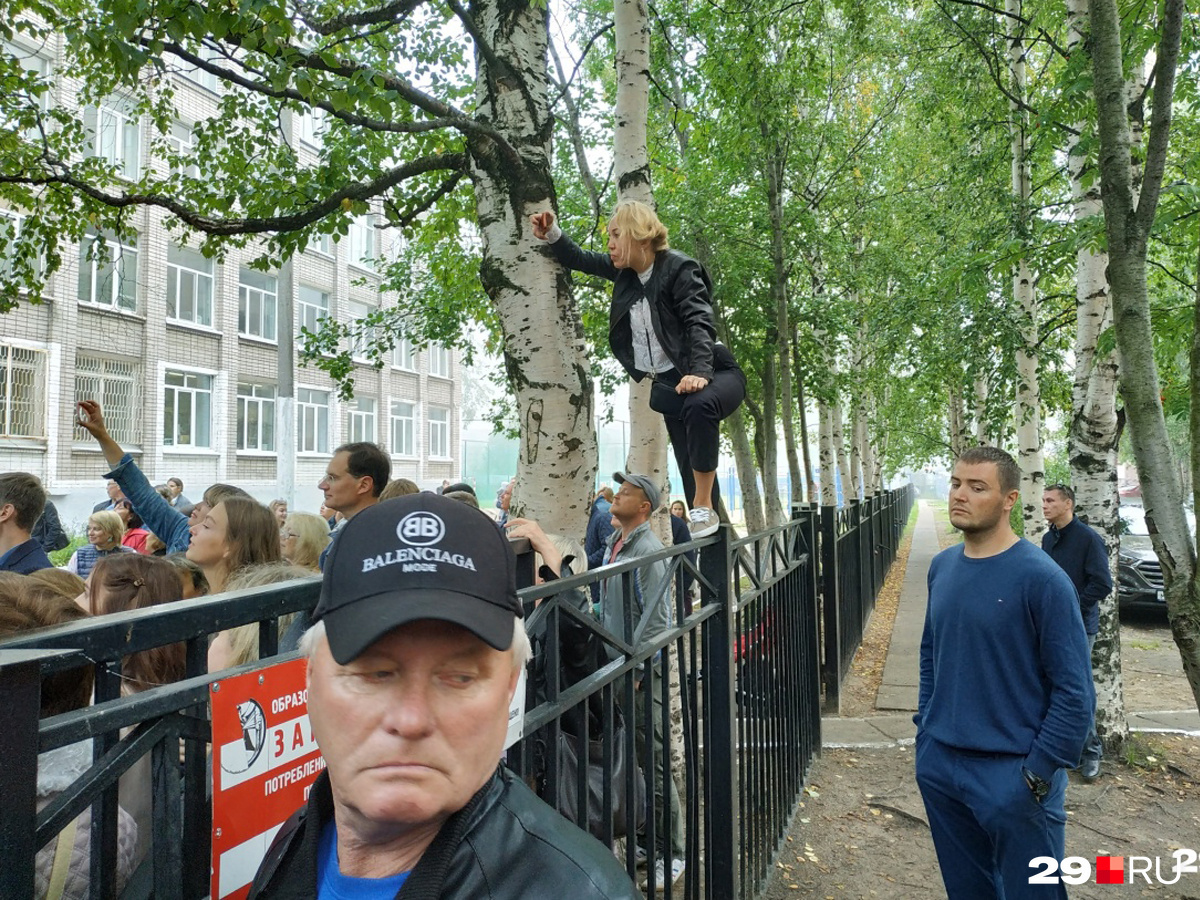К школам в Архангельске обычно близко не подпускают, <a href="https://29.ru/text/education/66219241/" target="_blank" class="_">приходится покорять заборы</a> К школам в Архангельске обычно близко не подпускают, <a href="https://29.ru/text/education/66219241/" target="_blank" class="_">приходится покорять заборы</a>