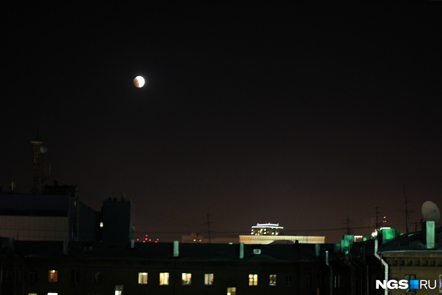 Вид на Луну над центром города