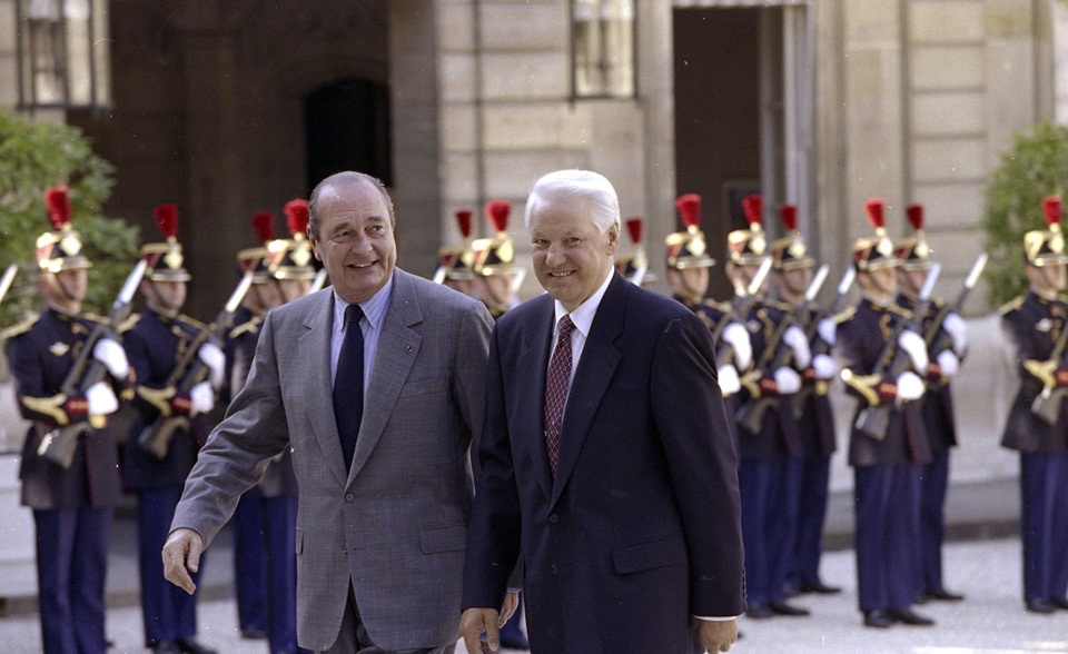 Саммит НАТО — Россия. Президент РФ Борис Ельцин и президент Франции Жак Ширак перед началом встречи. Франция, Париж, 26–27 мая 1997 года.<br>