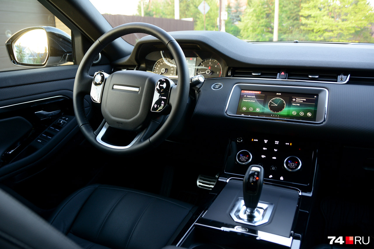 Может быть, для экспрессивного Evoque интерьер в стиле Velar получился несколько сдержанным, но этого, видимо, требует статусность марки Может быть, для экспрессивного Evoque интерьер в стиле Velar получился несколько сдержанным, но этого, видимо, требует статусность марки
