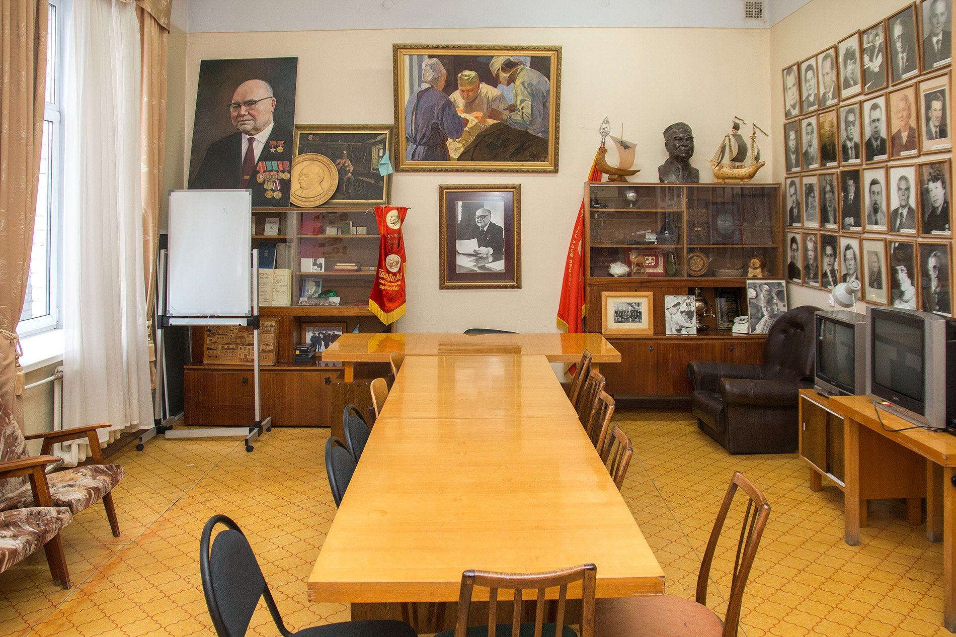 Рабочий кабинет Ерошевского: кажется, что он только что вышел отсюда...