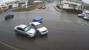 На оживленной магистрали Волгограда иномарка протаранила ВАЗ с прицепом: опубликовано видео