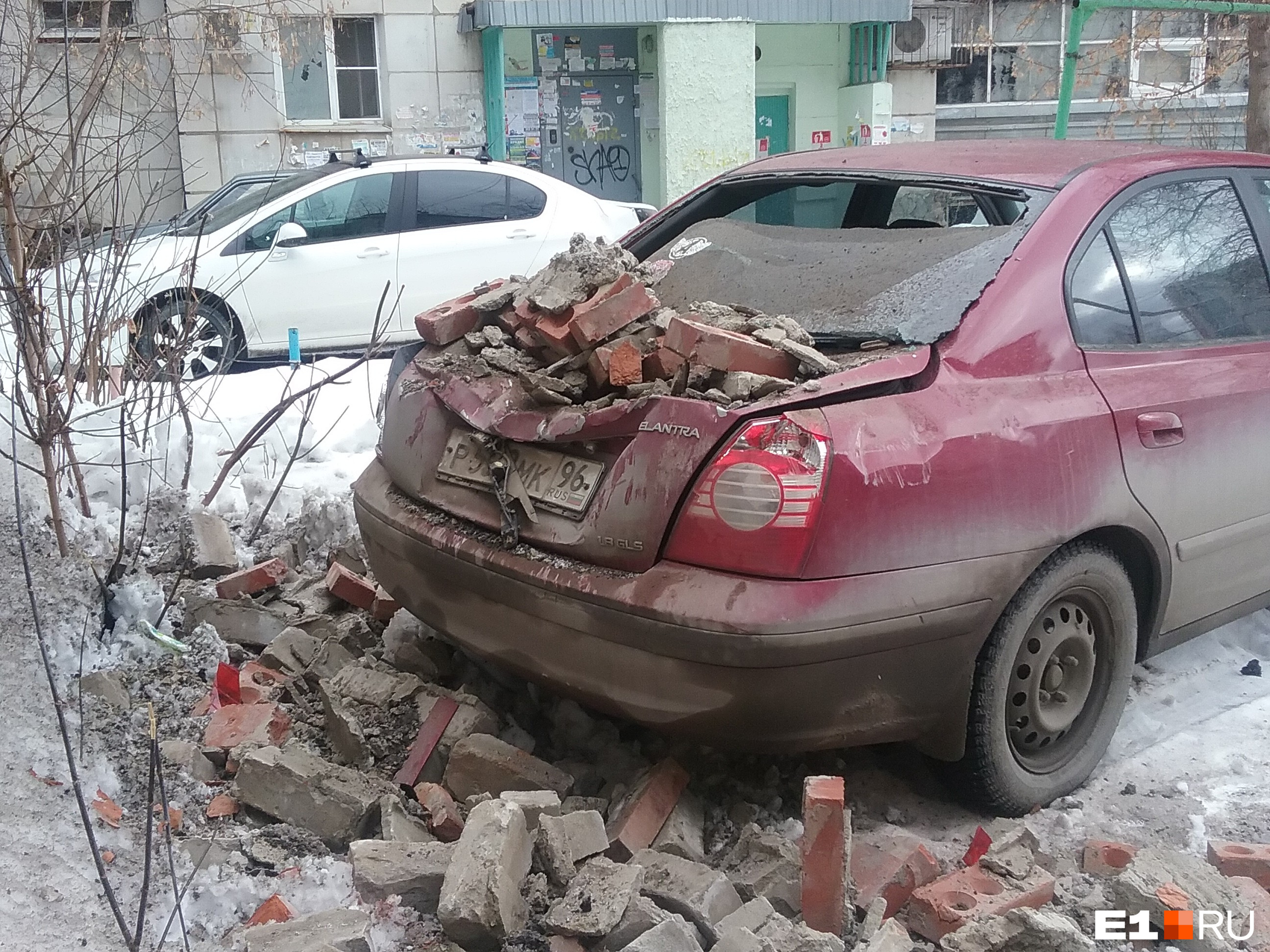 Владелец машины говорит, что на ремонт машины придется потратить около 100 тысяч рублей