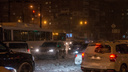 «Тут — ДТП, там — сугроб»: снегопад опять спровоцировал в Самаре гигантские пробки