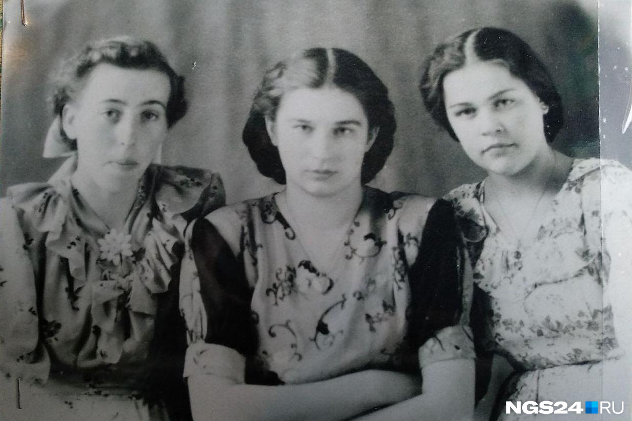 Наша героиня (слева) с подругами Наша героиня (слева) с подругами